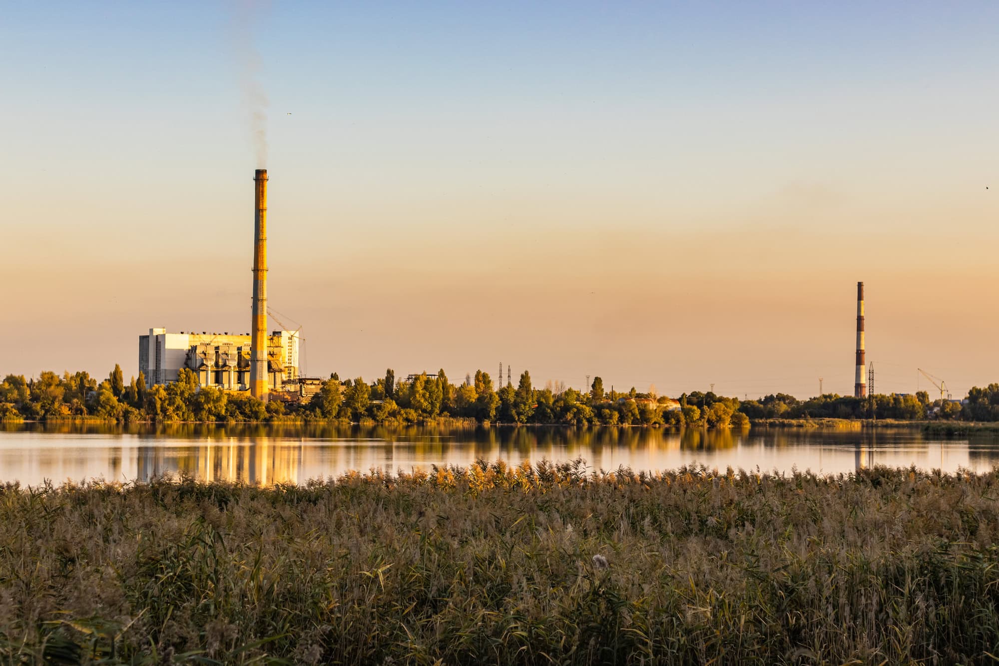 Landschaft mit Industrieunternehmen